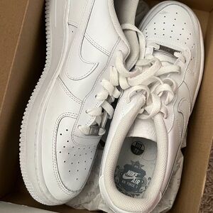 A white Air Force 1 in size Girls Youth 7